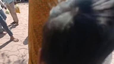 #बड़ी_खबर
वायरल वीडियो #टीकमगढ़ का बताया जा रहा है एक माँ अपनी बेटी के लिए झटपटा रही बच्ची गुम हो गई है पुलिस ने मदद नही ...