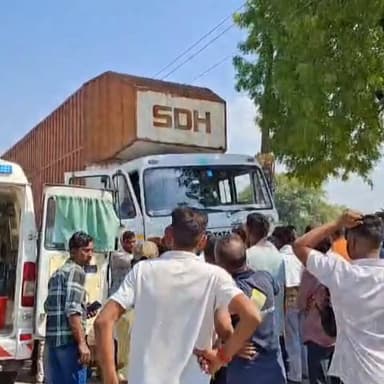 बुधौल बाजार के पास कंटेनर वाहन हाइ वोल्टेज प्रभावित तार के चपेट में आने से चालक गंभीर रूप से घायल
गया जिला के आमस थाना ...