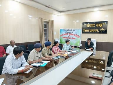 जिला सड़क सुरक्षा समिति की समीक्षात्मक बैठक आज समाहरणालय सभाकक्ष में जिलाधिकारी निखिल धनराज निप्पाणीकर की अध्यक्षता में ...