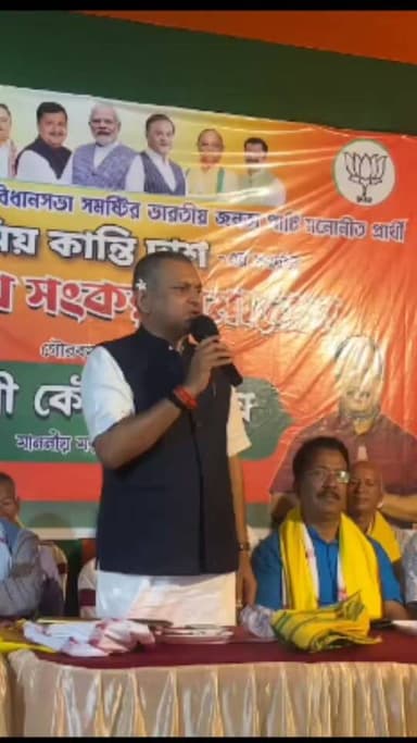 মনিয়ারখাল চা বাগানে বিজেপির বিজয় সংকল্প সমাবেশে বক্তব্য রাখছেন মন্ত্রী কৌশিক রাই।