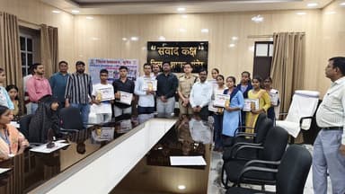 जिले में मैट्रिक एवं इंटरमीडिएट की परीक्षा के टॉपर सहित टॉप टेन छात्र छात्राओं को आज जिलाधिकारी निखिल धनराज निप्पाणीकर द...