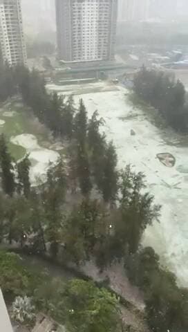 #पुणे (#महाराष्ट्र) - शहर में अजबओलावृष्टि के बाद सड़कों पर बर्फ जैसी सफेद परत जम गई, वीडियो सोशल मीडिया पर वायरल