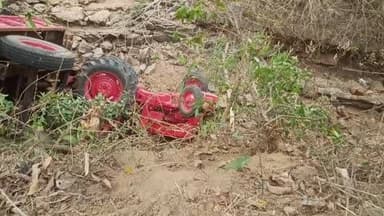 खाई में गिरा ट्रैक्टर, बाल बाल बचा चालक