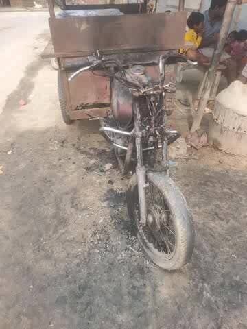 kumarkhand prakhand batra chauk se yah thela Wala ka sar dekhiae kitna bada durghatna hua hai raat ke 1:00 baje ismein c