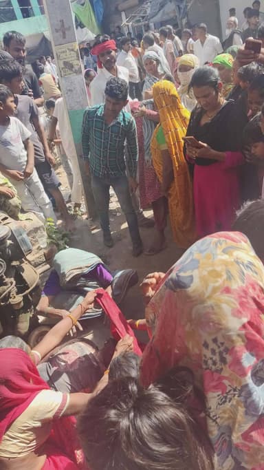 yah Deewar todte hue inki chhat se girne se maut ho gai piche se sir fatane se yah news