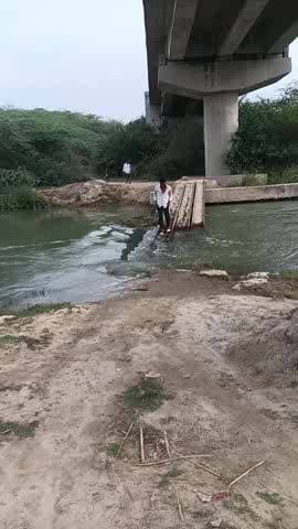 विकास की नदी मे अपना जान जोख़िम मे डाल कर पार करते हज़ारों लोग