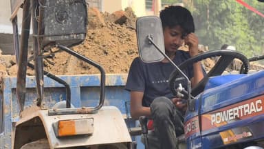 #जहानागंज में बिना लाइसेंस के धड़ल्ले से चल रहे हैं ट्रैक्टर उड़ रही है नियमों की धज्जियां