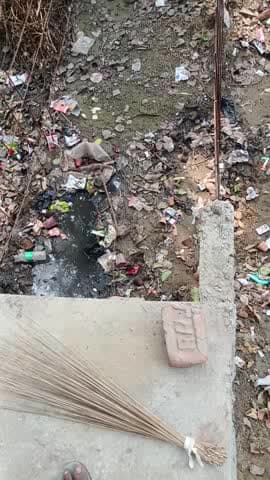 ब्लॉक के पास गंदा नाला का पानी खुलेआम बह रहा है बदबू इतना आ रहा है कि आसपास के लोगों को रहने में समस्या आ रही है ठेकेदार