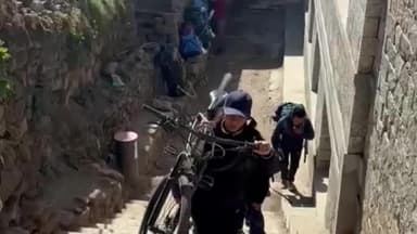 गोरखपुर: गांव की बेटी दिव्या ने साइकिल से 14 दिन मेहनत कर 17,560 फीट ऊंचाई पर एवरेस्ट बेस कैंप पहुंचाकर लहराया तिरंगा