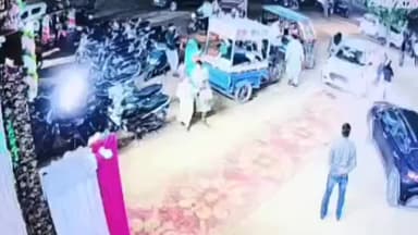 नौगावां सादात: नौगांवा क्षेत्र में बैंकट हॉल के बाहर खड़ी ई-रिक्शा चोरी, घटना सीसीटीवी कैमरे में कैद, वीडियो हुआ वायरल