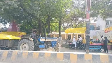 तिलहर स्वराज 735 ट्रेक्टर ट्राली में पीले तिरपाल से ढक कर मिट्टी अथवा वालू।