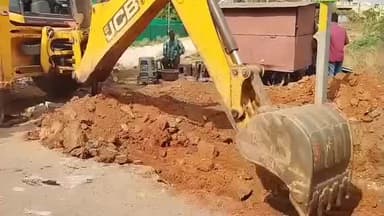 రాప్తాడు: ఎస్కే యూనివర్సిటీ నుంచి కందుకూరు వరకు నిర్మిస్తున్న రోడ్డు నిర్మాణాన్ని పరిశీలించిన టిడిపి మండల కన్వీనర్ సూర్యనారాయణ