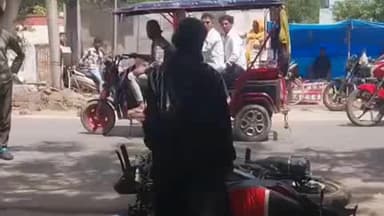 खुर्जा: खुर्जा में नवदुर्गा शक्ति मंदिर मार्ग पर महिला ने हाई वोल्टेज ड्रामा किया, पत्थर से तोड़ी पति की बाइक