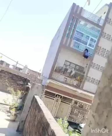 औरैया: कोतवाली क्षेत्र के एक मोहल्ला में हैरान करने वाला वीडियो सामने आया, जाल पर बाहर की ओर लटकती दिखाई दी महिला