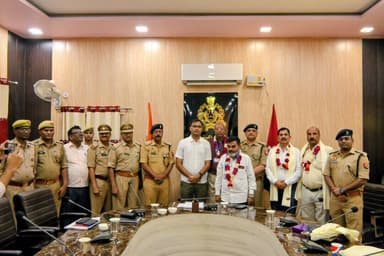 पुलिस अधीक्षक बाराबंकी द्वारा अधिवर्षता आयु पूर्ण कर सेवानिवृत्त होने वाले 04 पुलिसकर्मी को ससम्मान विदाई की गयी-
#ba...