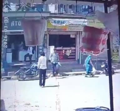 #अलीगढ थाना बन्ना देवी सुरक्षा विहार मै खुलेआम फायरिंग,फायरिंग का सीसीटीवी वीडियो आया सामने,वीडियो मै तमंचा लेकर आया युव...