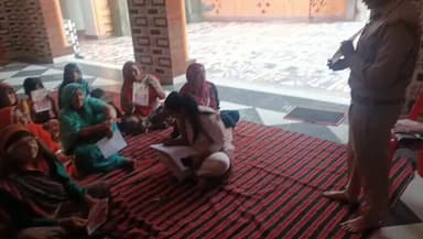 #SPShamli के निर्देशन में #ShamliPolice द्वारा जनपद में “साइबर जागरूकता” अभियान के तहत आमजन, महिलाओं व युवाओं को ऑनलाइन ...