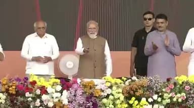 माननीय प्रधानमंत्री श्री @narendramodi जी ने आज गुजरात को विभिन्न रेल परियोजनाओं की सौगात दी। साथ ही खेडब्रह्मा–हिम्मतनगर–अहमदाबाद (असारवा) के बीच नई ट्रेन सेवा का हरी झंडी दिखाकर शुभारंभ किया।
#ViksitGujarat4ViksitBharat #RailInfra4Gujarat