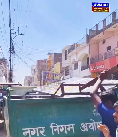 अयोध्या में शहर को जाम की समस्या से राहत दिलाने के लिए प्रशासन ने सख्त रुख अपनाते हुए अतिक्रमण हटाओ अभियान चलाया। एसपी ट...