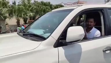 ஊத்தங்கரை: ரவுண்டானாவில் சாலை மார்க்கமாக சென்ற துணை முதலமைச்சருக்கு உற்சாக வரவேற்பு கட்சி தொண்டர்கள்