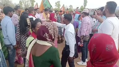 रंका: विस्थापन और पुलिस कार्रवाई के खिलाफ ग्रामीण गरजे, विधायक सत्येंद्र नाथ तिवारी ने आंदोलन का भरोसा दिया