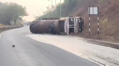 ଖଲ୍ଲିକୋଟ୍: ଭାରସାମ୍ୟ ହରାଇ ଖଲ୍ଲିକୋଟ ବଡ଼ ଘାଟିରେ ଓଲଟି ପଡିଲା ଏସିଡ୍ ବୋଝେଇ ଟ୍ଯାଙ୍କର, ଭୟଭୀତ ସ୍ଥାନୀୟ ଲୋକେ