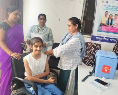 मंगलवार को 450 किशोरियों ने लगवाए एचपीवी के टीके
---
महिलाओं को सर्वाइकल कैंसर से बचाव के उद्देश्य से एचपीवी टीकाकरण अभि...