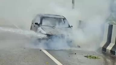 ದೇವನಹಳ್ಳಿ: ದೇವನಹಳ್ಳಿಯಲ್ಲಿ ಧಗಧಗನೆ ಹೊತ್ತಿಯುರಿದ ಸ್ಕೋಡಾ ಕಾರು