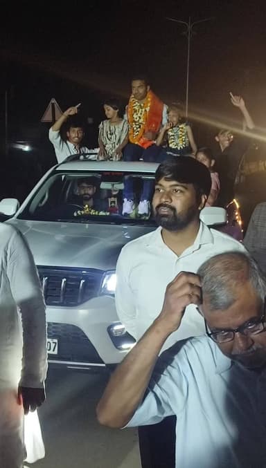 PCS बने विकास जायसवाल । गांव सब खुशी माना रहे हैं। पिता हुए भावुक