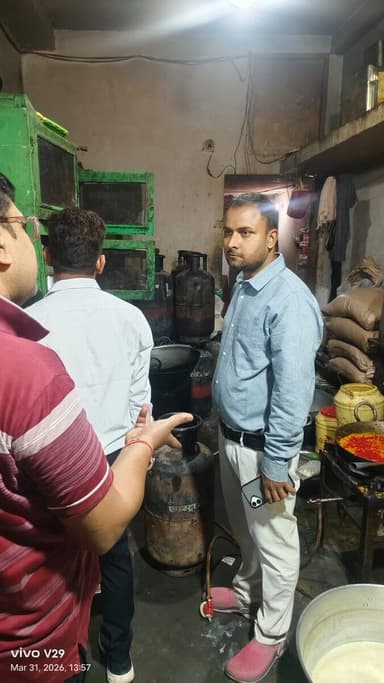 रसोई गैस की कालाबाजारी को लेकर जिला प्रशासन काफ़ी सख्त नजर आ रहीं है। कालाबाजरी की रोकथाम को लेकर आज जिलाधिकारी मुंगेर क...