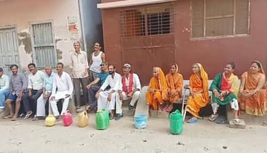 डीएम साहब पानी दो।
नगर परिषद जमालपुर के जनता मोड़ स्थित महादलित टोला के सैकड़ो परिवार जल नल कनेक्शन से अब तक वंचित।
अल...