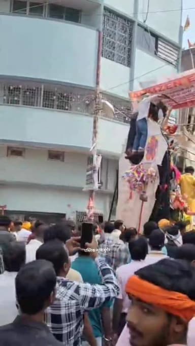 मुंगेर के चैती दुर्गा पूजा के बड़ी दुर्गा महारानी शेरपुर की विसर्जन यात्रा के दौरान हुआ यह, वीडियो आया सामने
#Munger #...