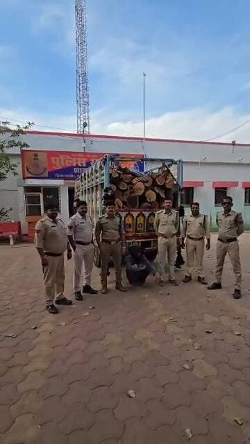 मंदसौर में अवैध खैर लकड़ी तस्करी पर बड़ी कार्रवाई, 40 क्विंटल लकड़ी से भरा पिकअप जब्त, आरोपी अरबाज उर्फ अब्बु गिरफ्तार।
...