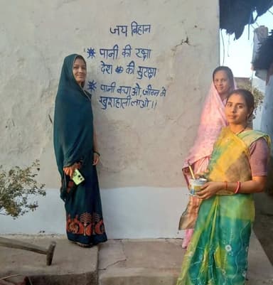 मोर गांव मोर पानी महाभियान अंतर्गत ग्राम पंचायत गोंडखपरी में दीवार लेखन कर आमजनों को जल संचय हेतु जागरूक कर रही है बिहान...