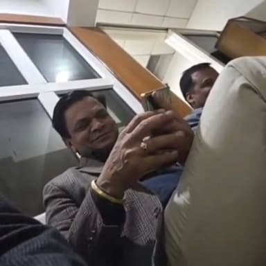 जाट और झोटा किते भी मिल गया लठ मारो सोनीपत के बिजली विभाग के सबसे बड़े अधिकारी गीतू तंवर के बिगड़े बोल, वायरल वीडियो...
...