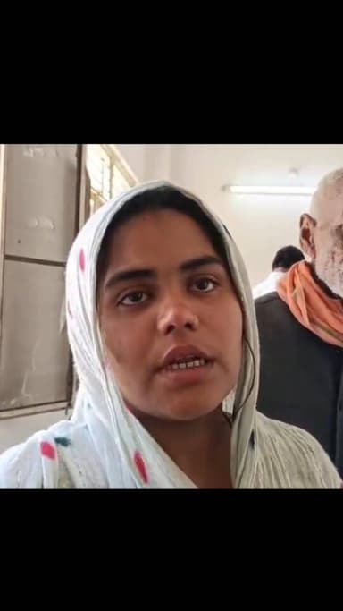 सड़क पर खेल रही एक वर्षीय मासूम बच्ची को ट्रैक्टर चालक ने कुचला, मौके पर मासूम बच्ची की हुई दर्दनाक मौत, शव को पोस्टमार्...