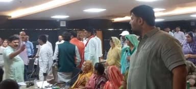 तू तू मैं मै देख स्पीकर सदन छोड़कर चले गए सतना नगर निगम में चल रही थी परिषद कि बैठक*
सदन में बजट पर चर्चा के दौरान सीवर ...