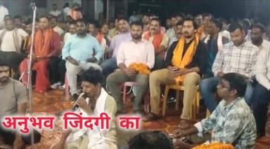 मांझी प्रखंड के नवलपुर स्थित हनुमान मंदिर परिसर में मंगलवार की रात आयोजित द्विदलीय चैता मुकाबले का लोजपा नेता मुन्ना सिं...