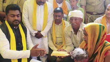 📢 मौके पर पहुंचे मंत्री ने पीड़ित परिवार को दी आर्थिक सहायता#बबलूहत्याकांड #ओमप्रकाशराजभर #Barabanki #आर्थिकसहायत