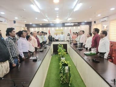 माह अप्रैल 2026 के प्रथम कार्य दिवस पर कलेक्ट्रेट सभाकक्ष में राष्ट्रीय गीत वंदे मातरम एवं राष्ट्रगान जन गण मन का गायन क...
