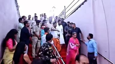 प्रसिद्ध अभिनेता अक्षय कुमार, टाइगर श्रॉफ और वरिष्ठ अभिनेत्री डिंपल कपाड़िया बाबा महाकाल के दर्शन के लिए मंदिर पहुंचे।