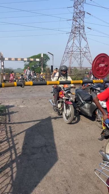 Ministry of Railways, Government of India फाटक से होने वाली समस्याओं के समाधान के लिए कदम उठाइए