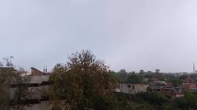 *आंधी तूफान के बाद रिमझिम बारिश से तापमान में आई गिरावट*
प्रयागराज में कल देर रात से शुरू हुई आंधी तूफान के बाद आज सुब...