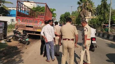 ಚಿಂತಾಮಣಿ: ಖಾಸಗಿ ಬಸ್ ಮತ್ತು ಬೈಕ್ ನಡುವೆ ಡಿಕ್ಕಿ
ಬೈಕ್ ಸವಾರ ಗ್ರಾಮಾಂತರ ಪೋಲೀಸ್
ಠಾಣೆಯ ಜೀಪ್ ಚಾಲಕ ಸ್ಥಳದಲ್ಲಿ ಸಾವು: ಎಂಜಿ ರಸ್ತೆಯಲ್ಲಿ ಘಟನೆ