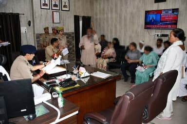 #जनसुनवाई
शासन द्वारा निर्गत आदेशों-निर्देशों के क्रम में वरिष्ठ पुलिस अधीक्षक श्री संजय कुमार वर्मा द्वारा पुलिस कार्य...