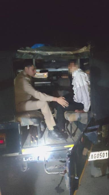 थाना शाहपुर पुलिस द्वारा दौराने पुलिस मुठभेड़ गैंगस्टर अधिनियम के अभियोग में वांछित चल रहे 01 गौकश अभियुक्त को घायल अवस...