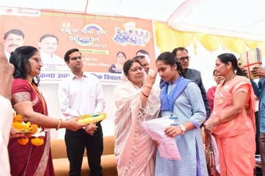 नव प्रवेशी विद्यार्थियों का तिलक लगाकर किया गया स्वागत। जिले भर में "स्कूल चलें हम अभियान" अंतर्गत आयोजित किया गया प्रव...