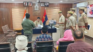 #SP_BHADOHI श्री अभिनव त्यागी द्वारा पुलिस कार्यालय में जनसुनवाई करते हुए आने वाले शिकायतकर्ताओं की समस्याओं को सुना गया...