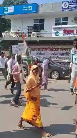 Congress wale Modi ji ke virodh mein Gaon Wale Ko bhukhe Pyase bulakar raili nikaale Hain bichare Gaon wale garibon ka e