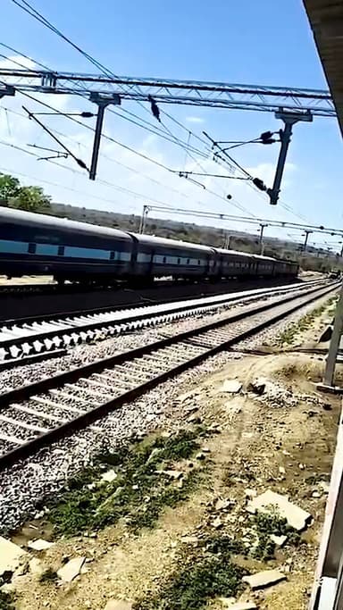 धौर्रा-जाखलौन खंड पर बनी नई तीसरी रेल लाइन पर परिचालन प्रारंभ 🚆#Infra_NCR #
RailTrack #Railway